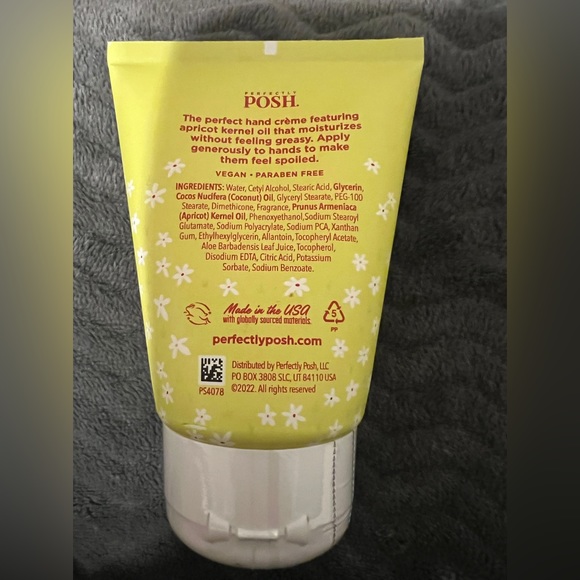 Perfectly Posh Snuggle Bunny Hand Crème - Picture 2 of 3